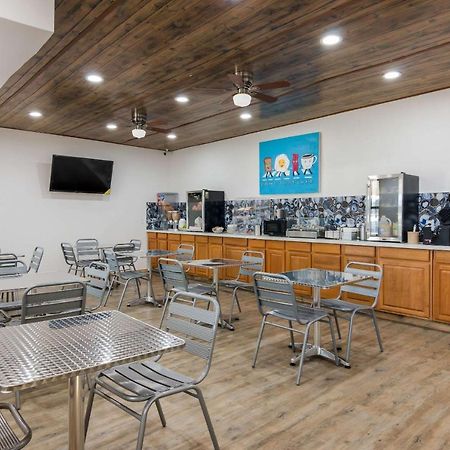 Rodeway Inn Broken Bow-Hochatown ภายนอก รูปภาพ