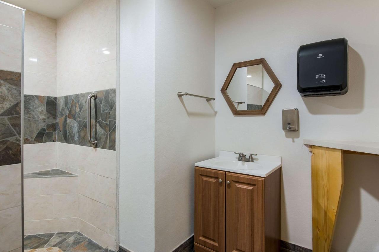 Rodeway Inn Broken Bow-Hochatown ภายนอก รูปภาพ