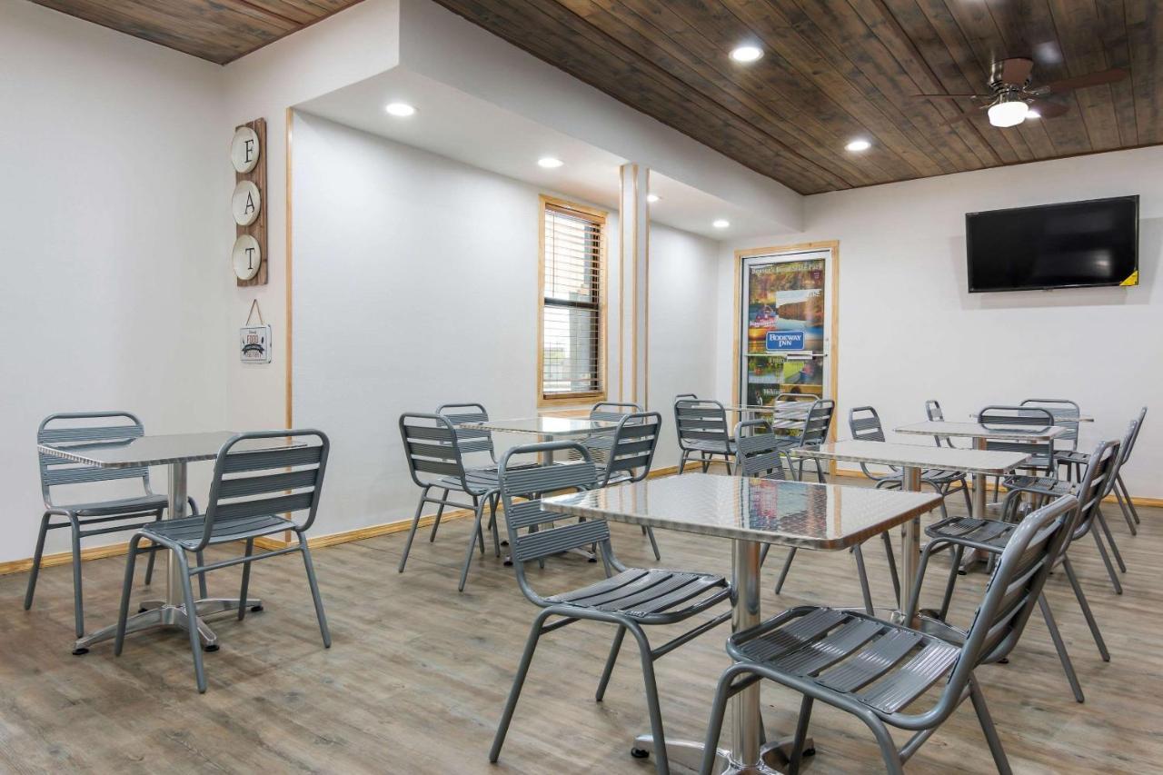 Rodeway Inn Broken Bow-Hochatown ภายนอก รูปภาพ