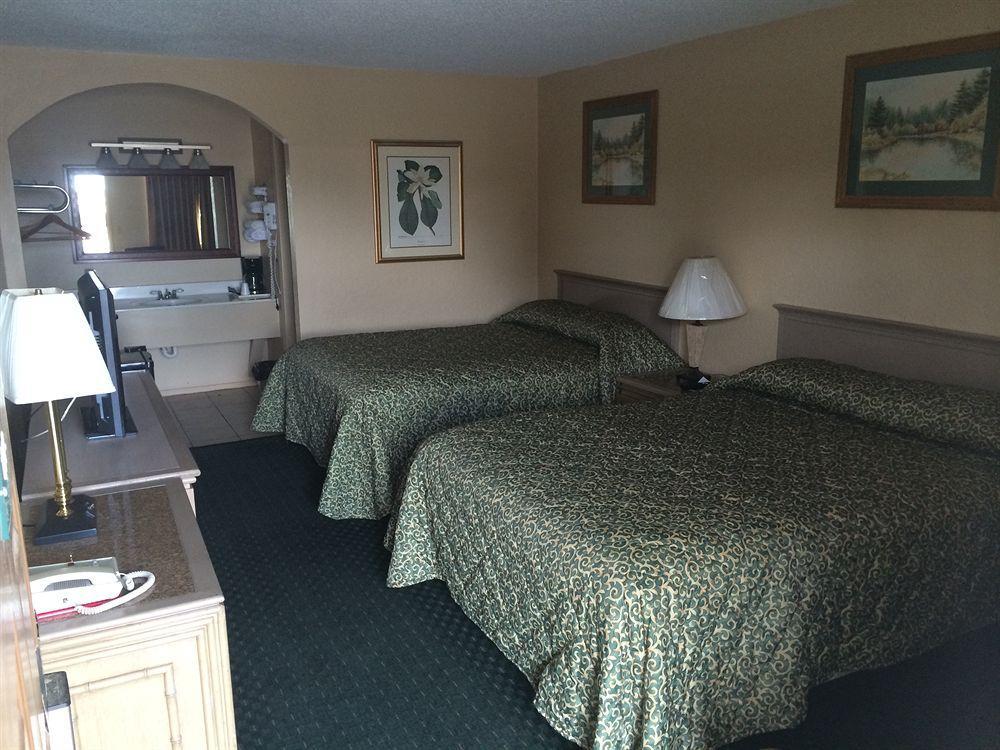 Rodeway Inn Broken Bow-Hochatown ภายนอก รูปภาพ