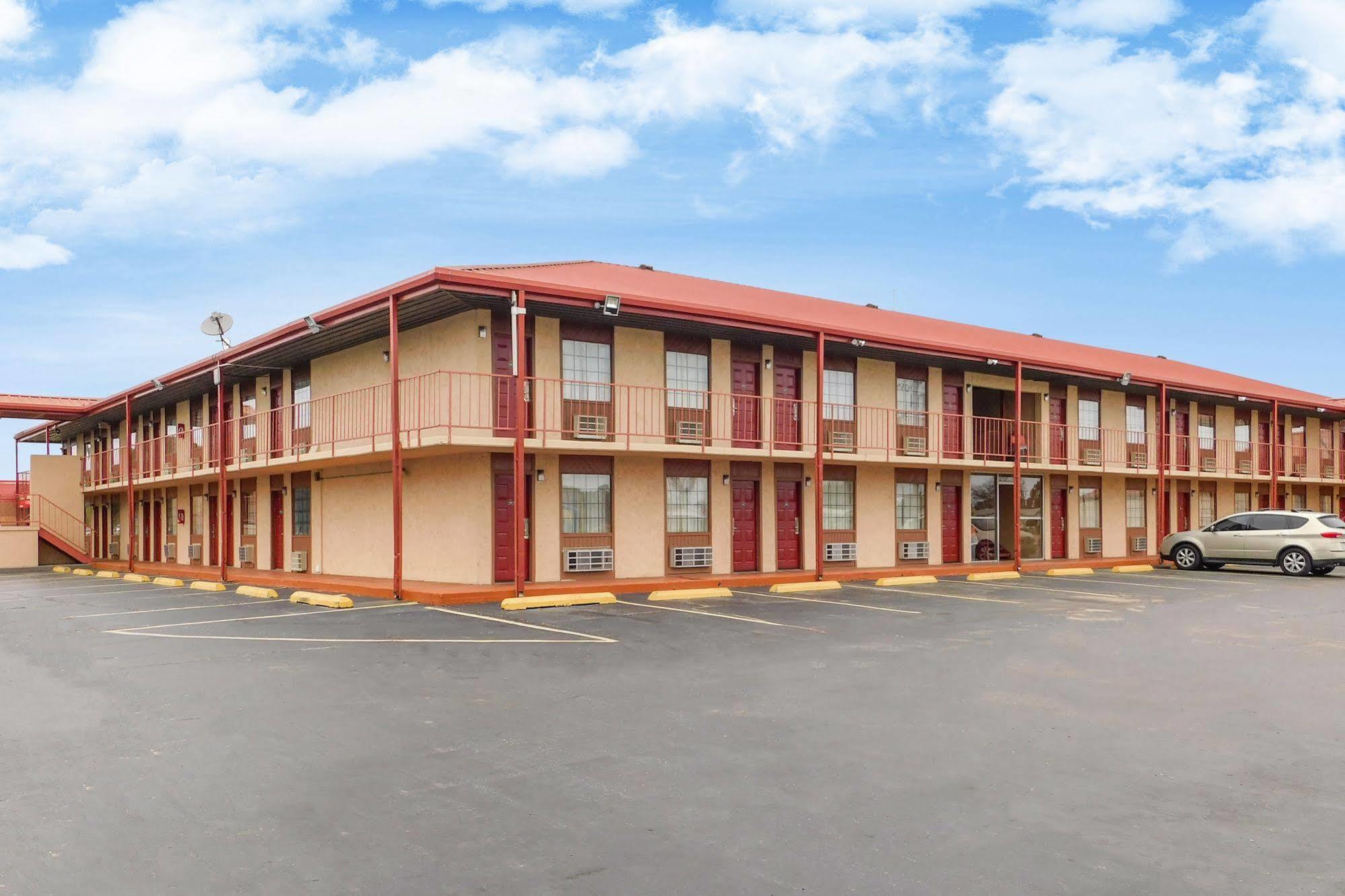 Rodeway Inn Broken Bow-Hochatown ภายนอก รูปภาพ